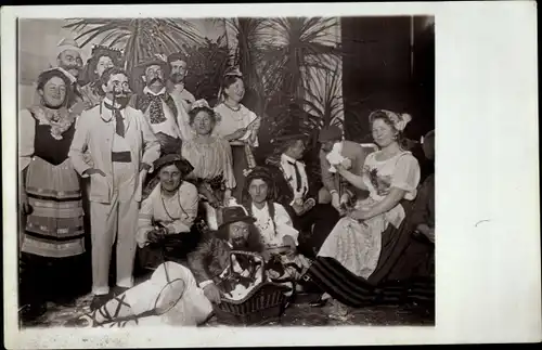 Foto Ak Karneval, Kostümierte, Gruppenportrait