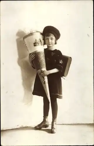 Foto Ak Glückwunsch Einschulung, Schülerin mit Zuckertüte