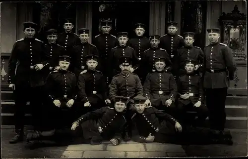 Foto Ak Gruppenfoto deutscher Soldaten in Uniformen
