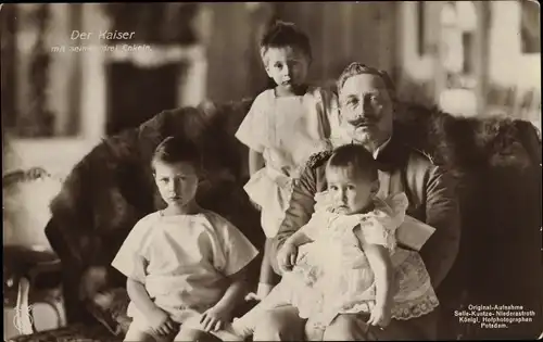 Ak Kaiser Wilhelm II. von Preußen mit seinen drei Enkeln, NPG