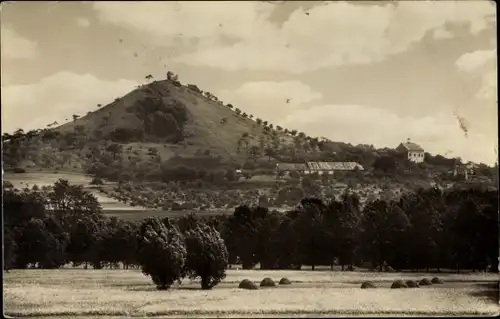 Ak Jičín Jitschin Reg. Königgrätz, Zebin, Landschaft, Berg, Gebäude