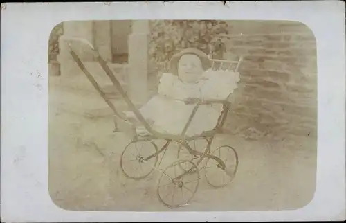 Foto Ak Kind in einem Kinderwagen, Portrait