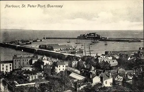 Ak St. Peter Port Guernsey Kanalinseln, Harbour, Blick auf den Ort, Hafen