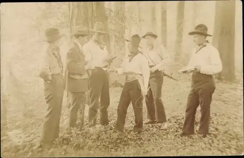 Foto Ak Polen?, Männer in Hüten, Cowboys?