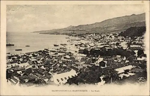 Ak Saint Pierre Martinique, La Rade, Blick auf den Ort, Hafen