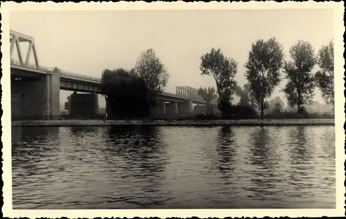 Foto Ak Duisburg im Ruhrgebiet, Rheinpartie mit Brücke