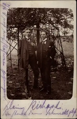 Foto Ak Zwei junge Männer in Anzügen, Portrait