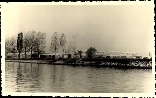 Foto Ak Duisburg im Ruhrgebiet, Partie an der Brücke