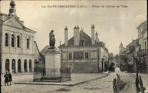 Ak La Haye Descartes Indre et Loire, Place de l'Hôtel de Ville, Pharmacie Baron