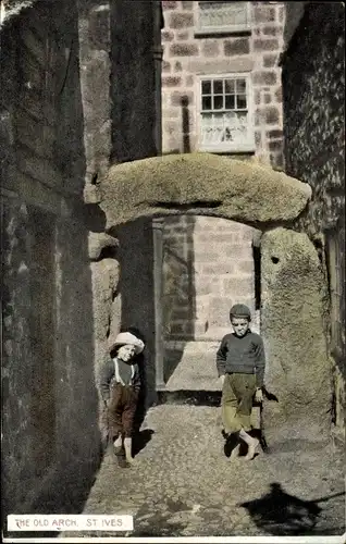 Ak St. Ives South West England, The old Arch, boys