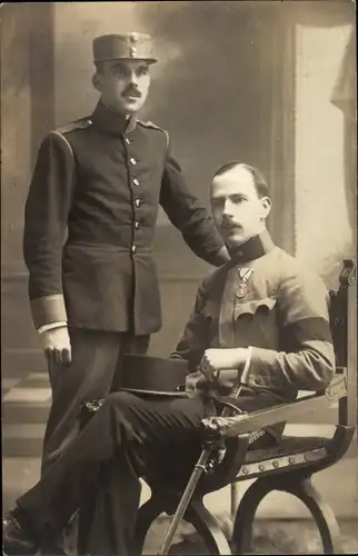 Foto Ak Zwei Kuk Soldaten in Uniformen, Orden, Mützen