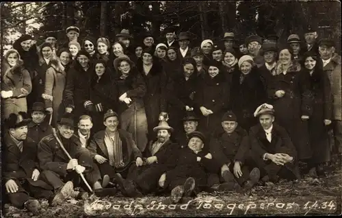 Foto Ak Gruppenportrait, Wanderer, Frauen und Männer