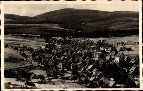 Ak Neudorf Sehmatal im Erzgebirge, Panorama mit Fichtelberg