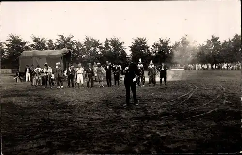Foto Ak Karneval, Jecken in Kostümen, Gruppenbild vor Zelt, Harlekin, Pierrot