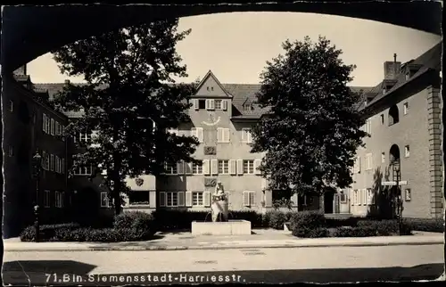 Ak Berlin Spandau Siemensstadt, Harriesstraße, Brunnen, Innenhof einer Mietskaserne