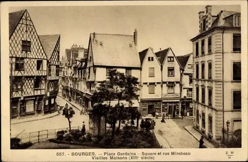 Ak Bourges Yvelines, Place Gordaine, Square et rue Mirebeau Vieilles Maisons (XIII siècle)