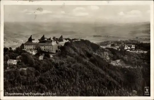 Ak Augustusburg im Erzgebirge, Fliegeraufnahme der Burg mit Umgebung