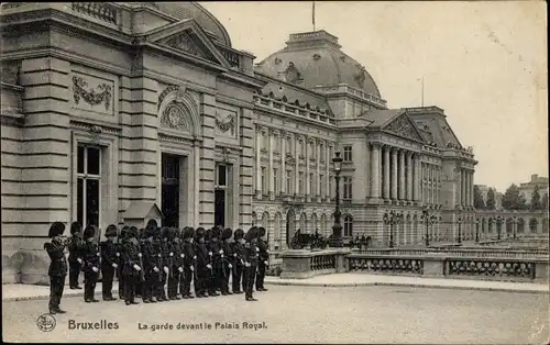 Ak Bruxelles Brüssel, La garde devant la Palais Royal