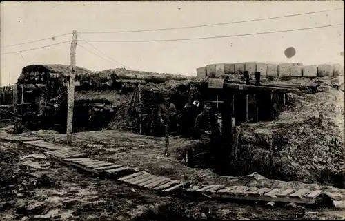 Foto Ak Deutsche Soldaten, Sanitäter, Stellung im I. WK, Kompanieabschnitt