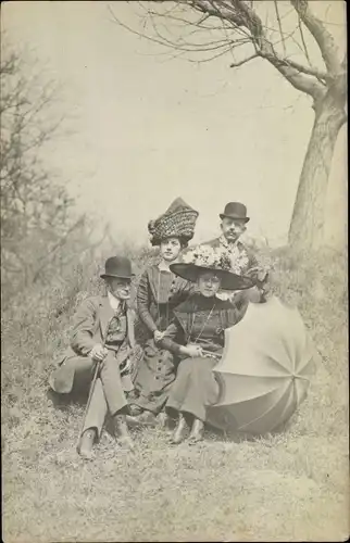 Foto Ak Zwei Frauen mi Hüten und zwei Männer, Sonnenschirm, Zylinder
