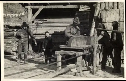 Foto Ak Sägewerk, Holz wird zugeschnitten, Arbeiter