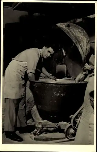 Foto Ak Bäcker an der Teigmischmaschine