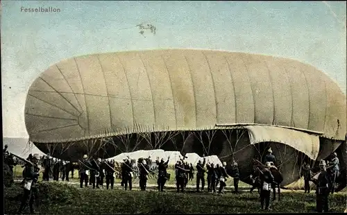 Ak Deutsche Soldaten mit einem Fesselballon auf einem Feld, Luftschiffer