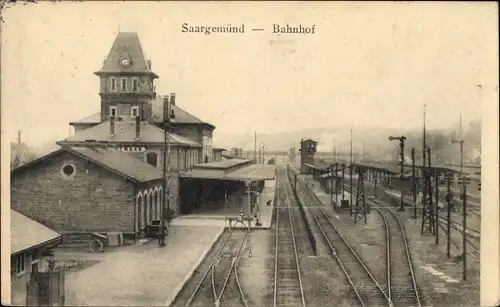 Ak Saargemünd Sarreguemines Moselle, Bahnhof von der Gleisseite, Bahnsteig