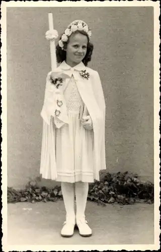 Foto Ak Standportrait von einem Mädchen zur Konfirmation, Kommunion, Kerze