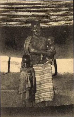 Ak Missions des Filles de Marie de Pesches Bas Congo, Veuve chrétienne soignant 2 orphelins