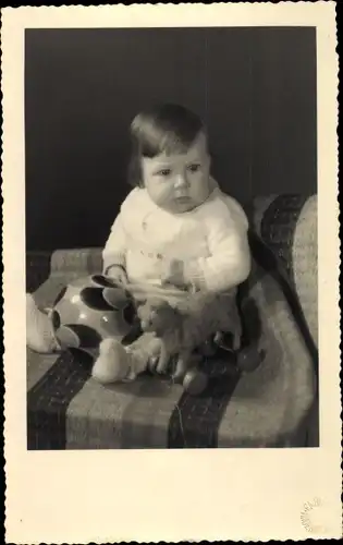 Foto Ak Kleinkind Manfred Prosch, 6 Monate alt, mit Spielzeug, 1936, Ball, Katze auf Rädern