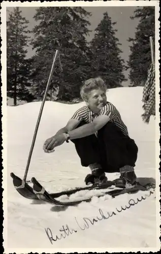 Foto Ak Frau in karierter Bluse auf Skiern, Ruth Wuchermann, 1941