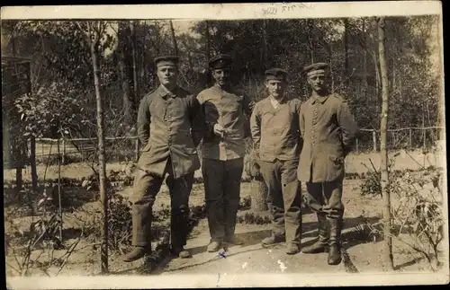 Foto Ak Deutsche Soldaten in Uniformen, Vier Deutsche Soldaten in Uniformen