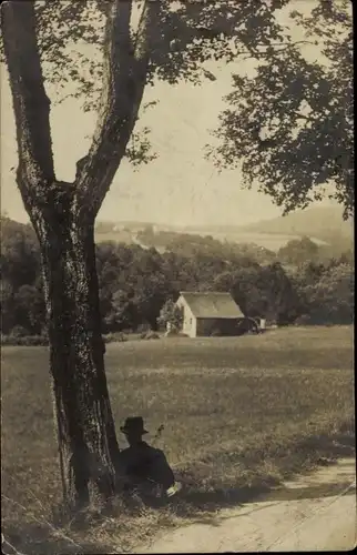 Foto Ak Aachen in Nordrhein Westfalen, Mann sitzt unter einem Baum, Landpartie