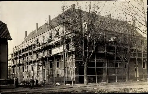 Foto Ak Haus im Bau mit Gerüst an der Fassade