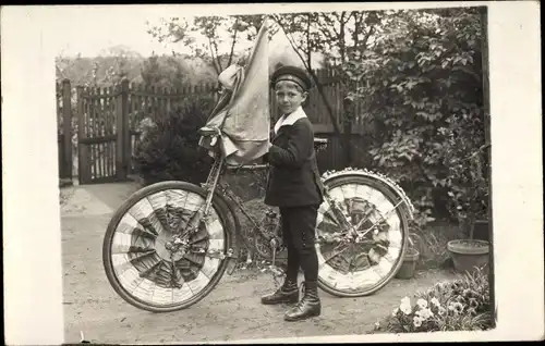 Foto Ak geschmücktes Fahrrad 1920, Junge in Matrosenuniform, Portrait