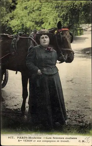 Ak Paris, Les femmes cochers, Madame Veron et son compagnon de travail, Portrait