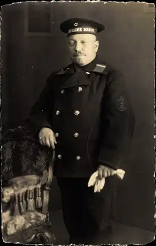 Foto Ak Deutscher Matrose in Uniform, Kaiserliche Marine, Ärmelabzeichen