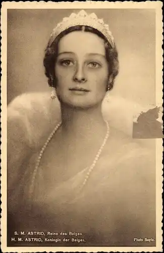 Ak SM Astrid, Reine des Belges, Königin von Belgien, Portrait, Krone, Perlenkette