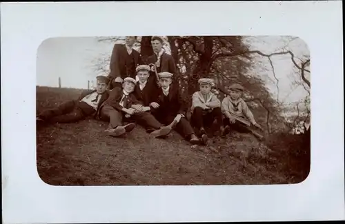 Foto Ak Portrait mit Studenten unter einem Baum