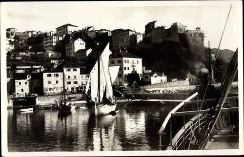 Ak Herceg Novi Montenegro, Blick auf den Ort, Segelboot