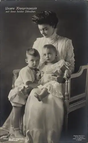 Ak Kronprinzessin Cecilie von Preußen mit ihren zwei Söhnen, Liersch 2125
