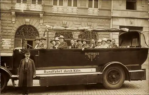Foto Ak Köln am Rhein, Gruppenportrait im Autobus, Rundfahrt durch Köln