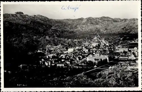 Foto Ak Cetinje Montenegro, Totalansicht der Ortschaft, Berge