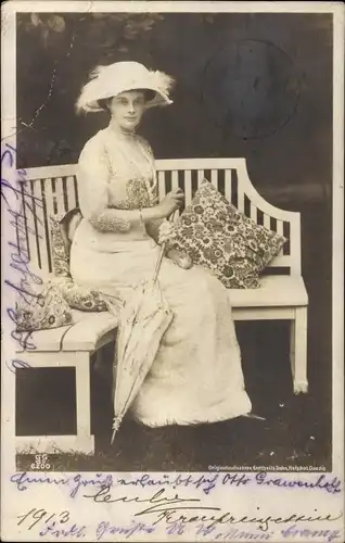 Ak Kronprinzessin Cecilie von Preußen, Portrait auf einer Bank sitzend, Sonnenschirm, Liersch 6200