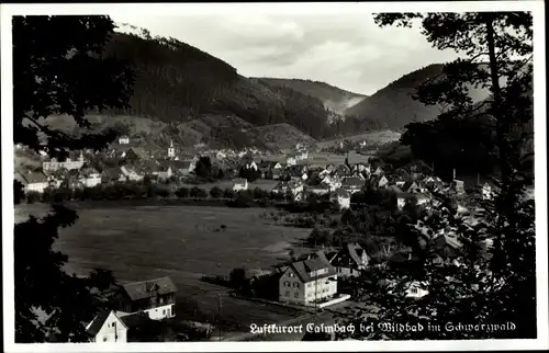 Ak Calmbach Bad Wildbad im Kreis Calw Baden Württemberg, Blick auf den Ort mit Umgebung