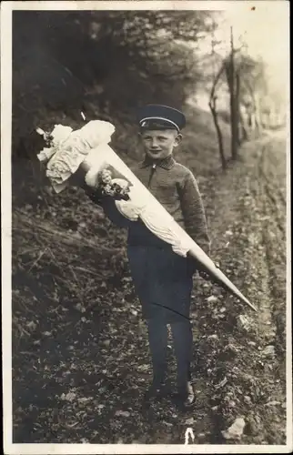 Foto Ak Glückwunsch Einschulung, Junge mit Zuckertüte