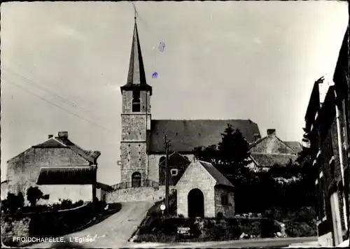 Ak Froidchapelle Wallonien Hennegau, L'Eglise, Straßenpartie mit Blick hinauf zur Kirche