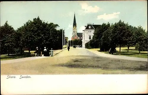 Ak Skara Schweden, Straßenpartie im Ort, Blick zur Kirche