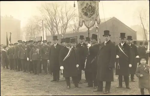 Foto Ak Festumzug Hand in Hand für unsern Stand, Veteranen in Uniformen, Ehrengarde